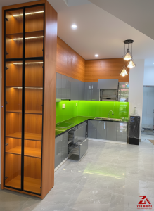 Tủ bếp gỗ công nghiệp chữ L kết hợp kính ốp xanh hiện đại