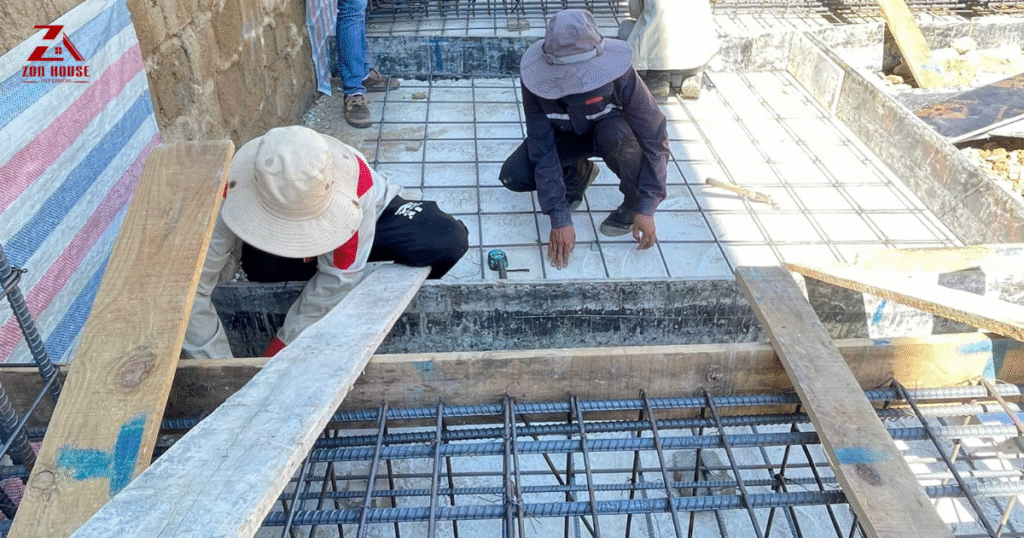 Đội ngũ thợ lành nghề đang thực hiện lắp đặt hệ khung thép móng theo đúng tiêu chuẩn thiết kế kỹ thuật