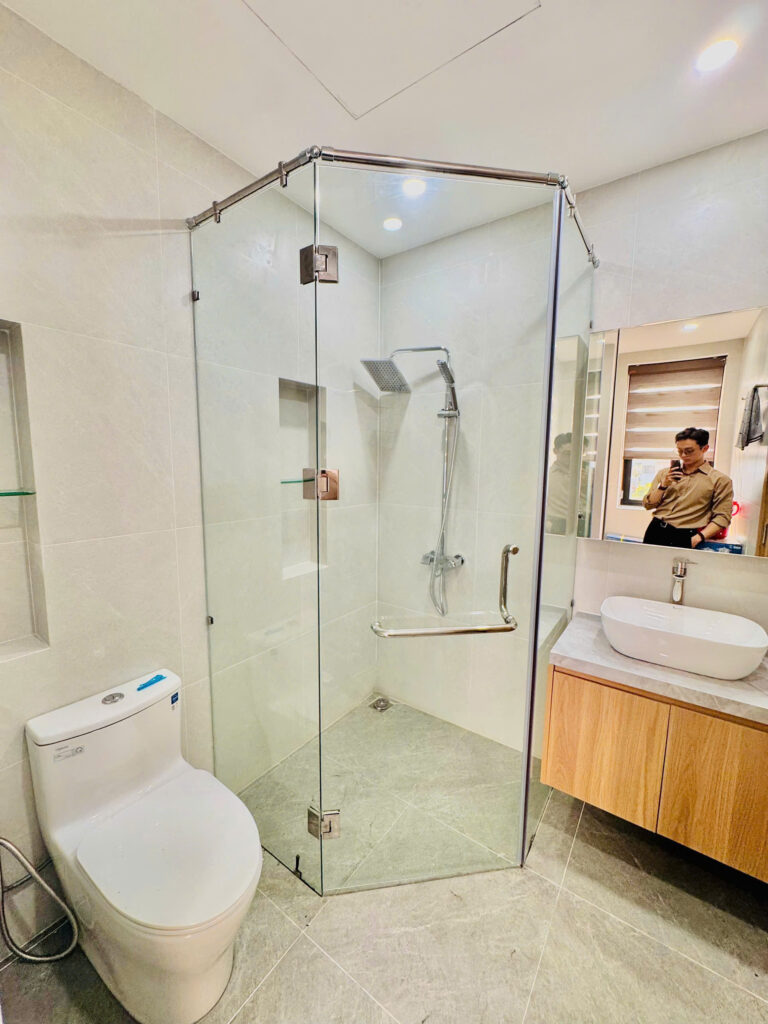 Vách kính tắm đứng góc vát giúp giữ cho khu vực bên ngoài luôn khô ráo sạch sẽ