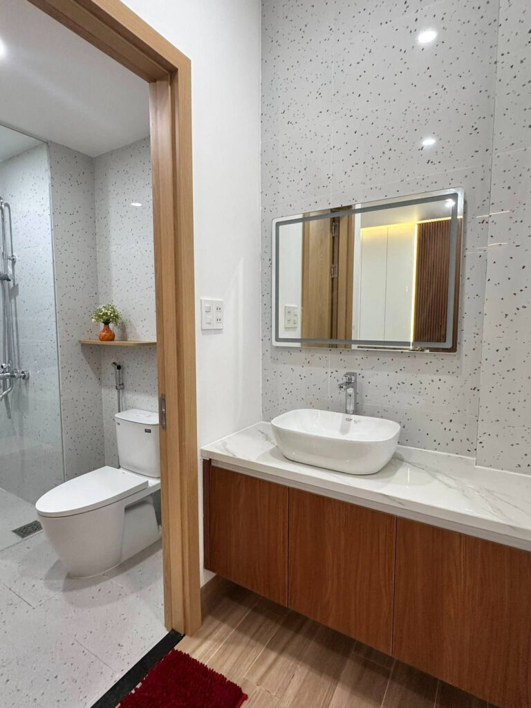 Phòng Tắm Hiện Đại Trong Mẫu Nội Thất Nhà Phố Đẹp Với Xu Hướng Ốp Gạch Terrazzo