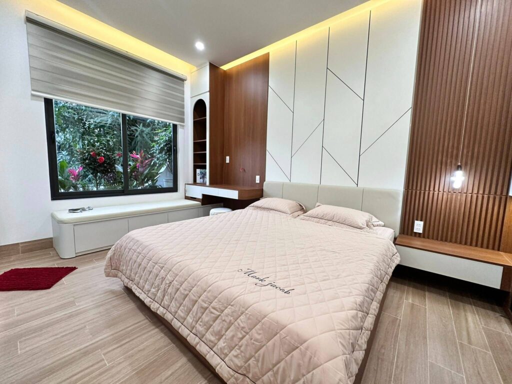 Bục ghế nghỉ cạnh cửa sổ giúp tối ưu không gian thư giãn