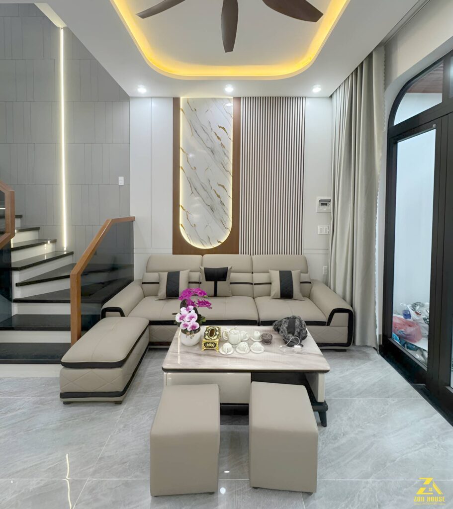 Bộ sofa chữ L màu trung tính được bố trí ôm sát vách tường